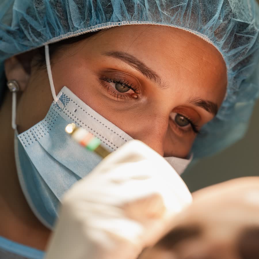 Praticienne Racine² pendant une implantation