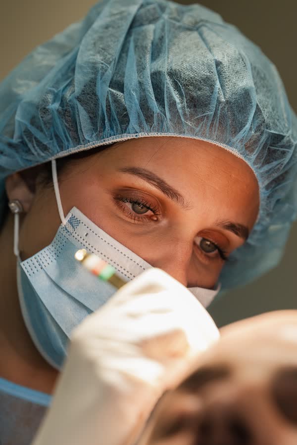 Praticienne Racine² pendant une implantation